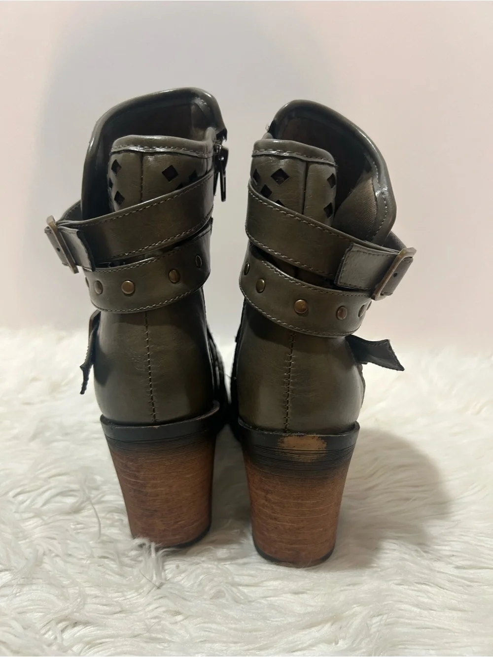 Pierre Dumas Sz 7 Women’s Gray Strap Ravenna Heel Booties